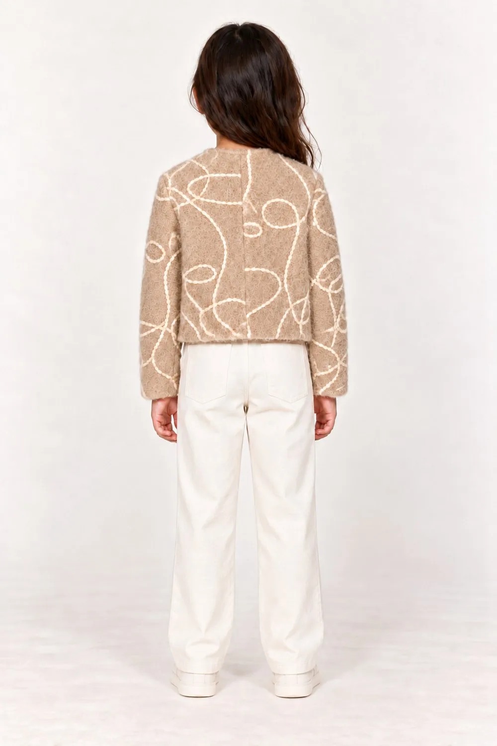 VOLUTE — Veste enfant en laine à motifs en relief, beige pêche, vue de dos