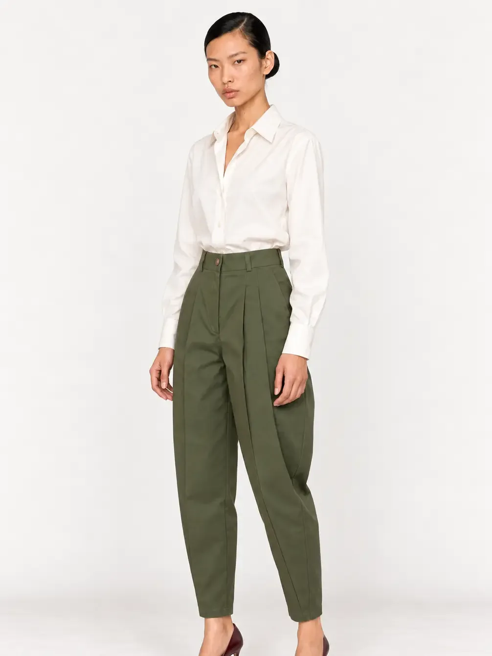 OLIVIER — Pantalon ballon vert en toile de coton, vue de trois quarts