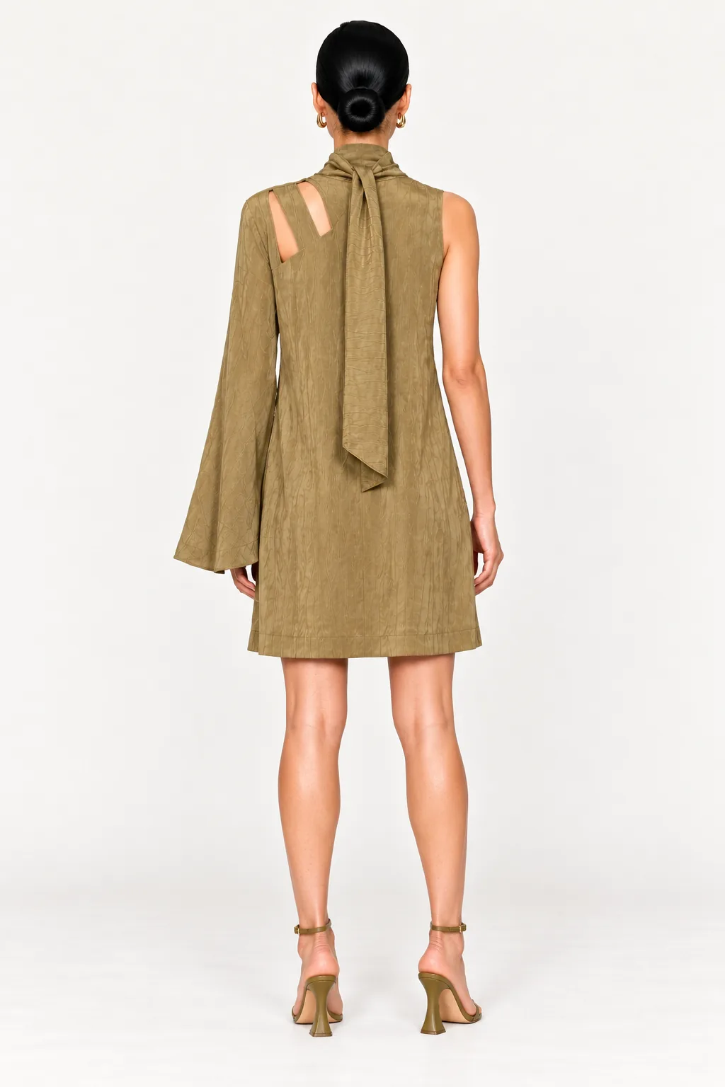 SAUGE — Robe en satin asymétrique à découpes, vue de dos