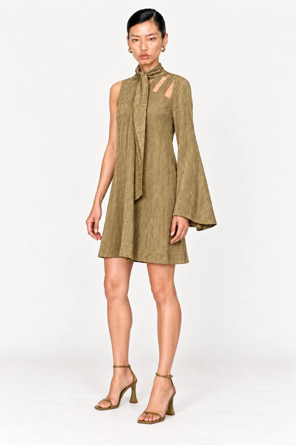 SAUGE — Robe en satin asymétrique à découpes, vue de trois quarts