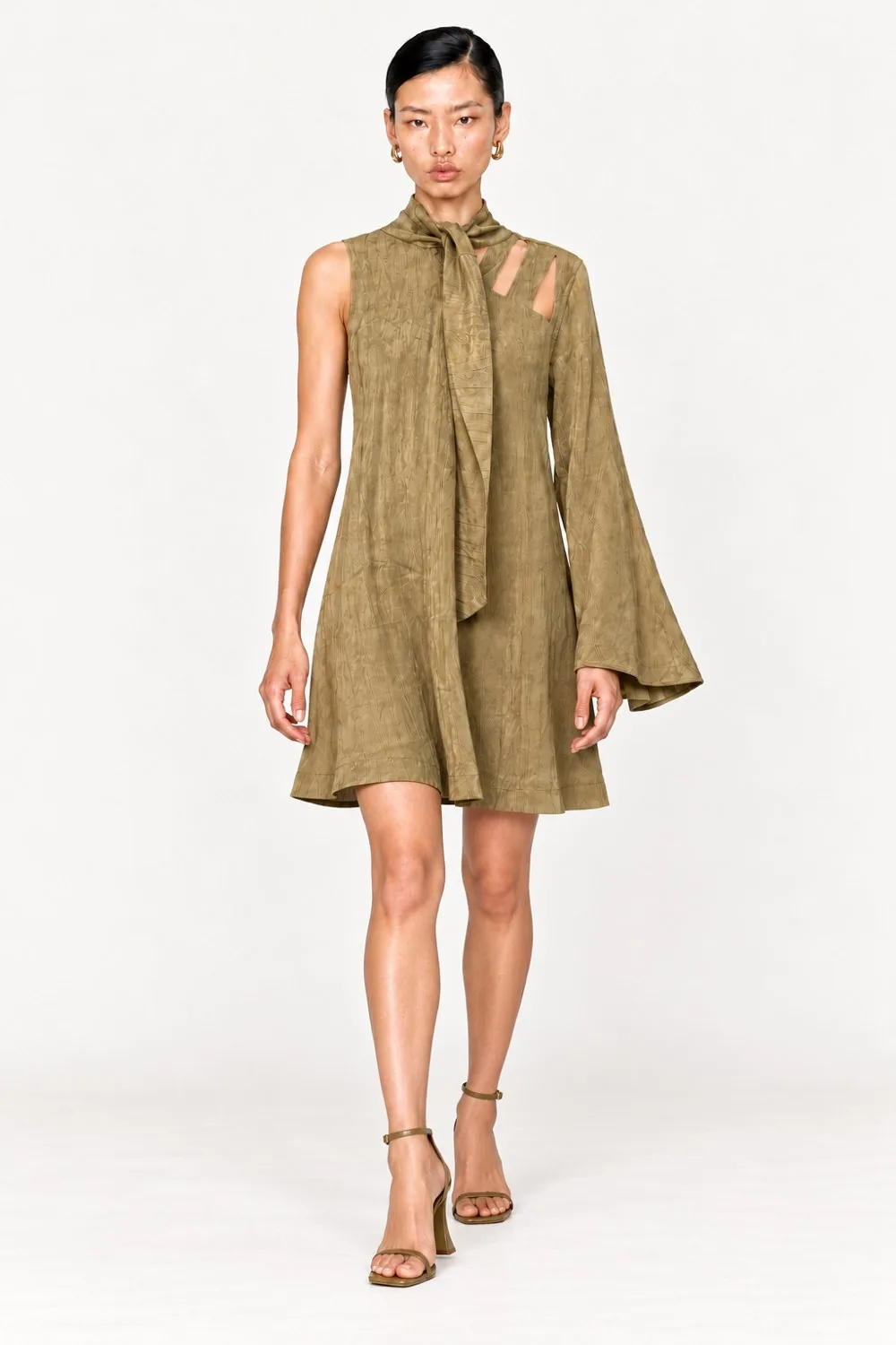SAUGE — Robe en satin asymétrique à découpes, vue de profil