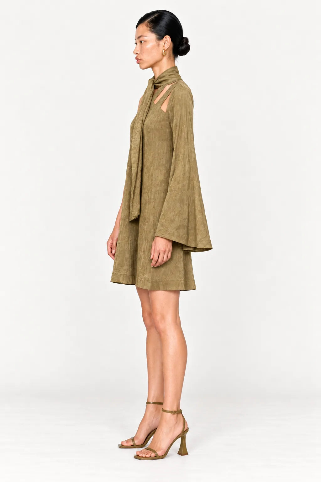 SAUGE — Robe en satin asymétrique à découpes, portée