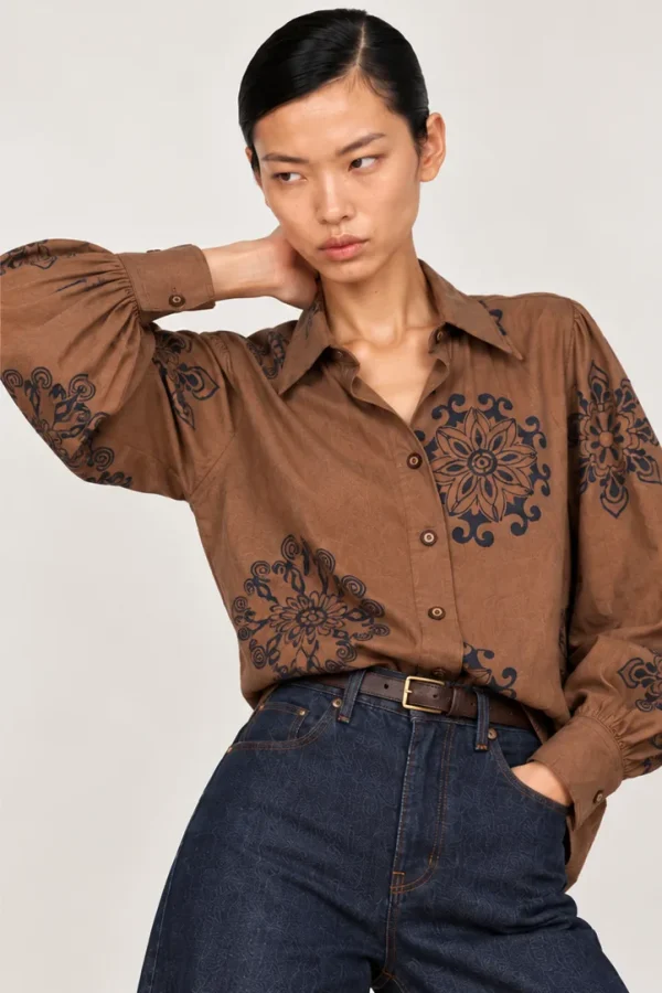 FLORA — Chemise en coton à motifs floraux, brune, portée