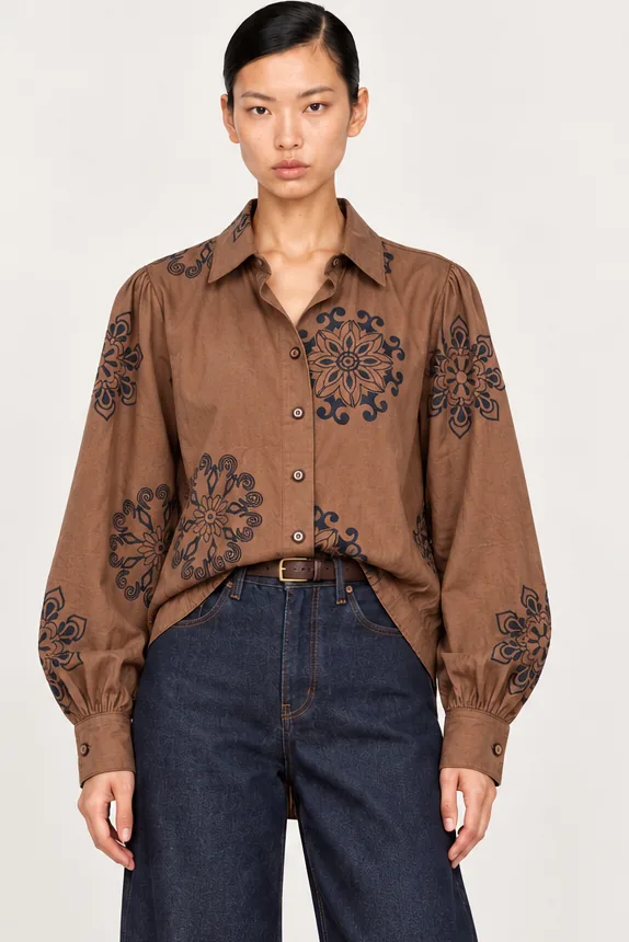 FLORA — Chemise en coton à motifs floraux, détail