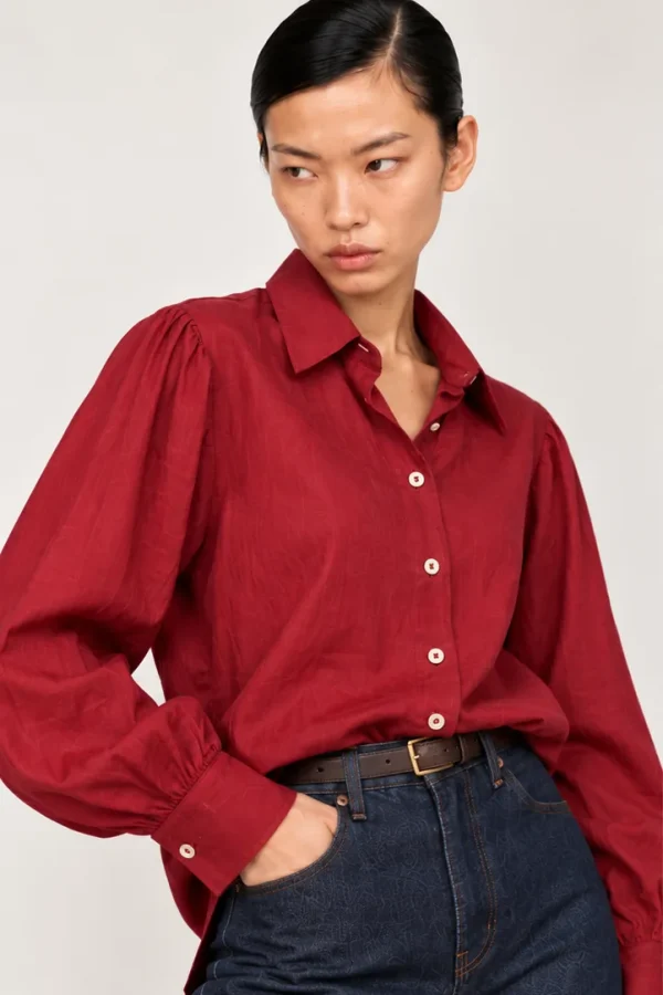 GRENAT — Chemise en coton à manches bouffantes, rouge grenat, portée