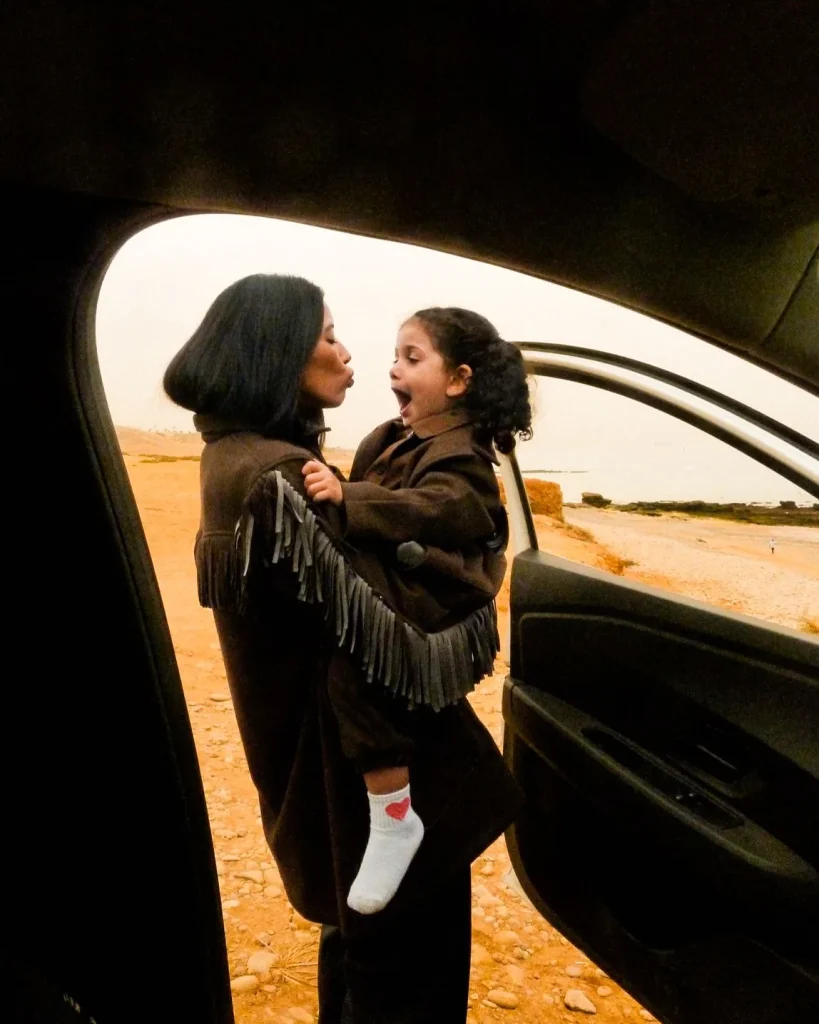 Halima, fondatrice de MAISON LACERF, avec Gaby dans ses bras