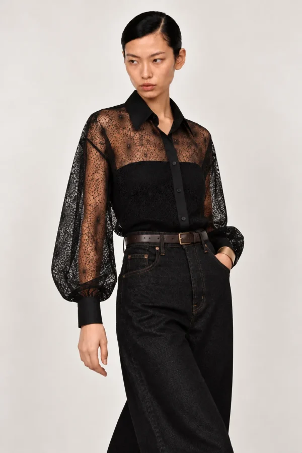 NOCTURNE — Chemise oversize en dentelle noire, portée
