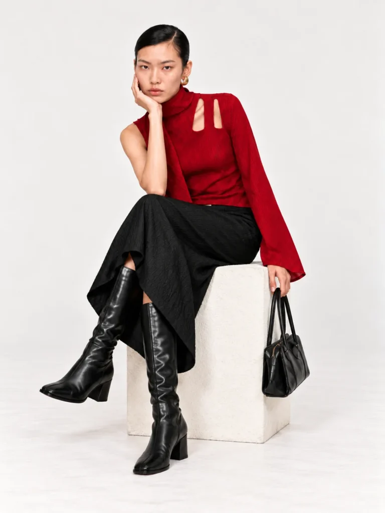 RUBIS — Haut plissé asymétrique à découpes, rouge, porté