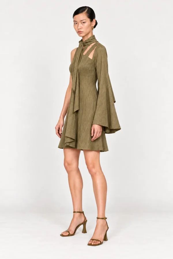 SAUGE — Robe en satin asymétrique à découpes, portée SAUGE — Robe en satin asymétrique à découpes, portée