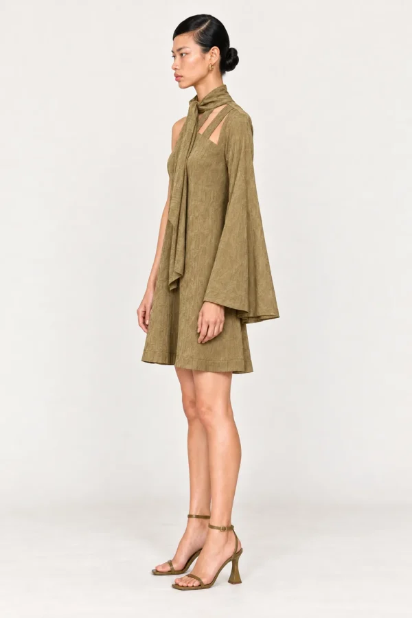 SAUGE — Robe en satin asymétrique à découpes, vue de trois quarts