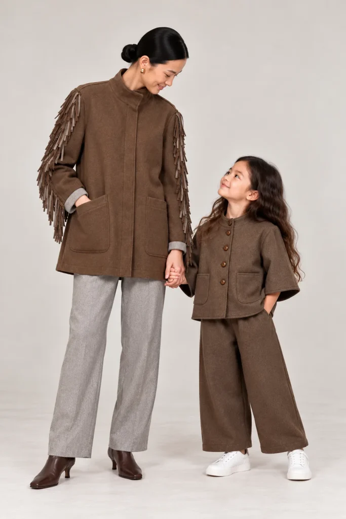 THE TWO OF US, collection mère-fille : le manteau à franges HORIZON et le manteau enfant CASCADE